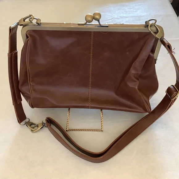 Classic Brown Leather Shoulder Bag with kiss lock clasp - Picture 4 of 5